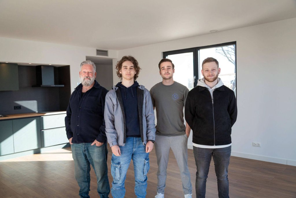 Vier teamleden van Casa Pacto in de demowoning.